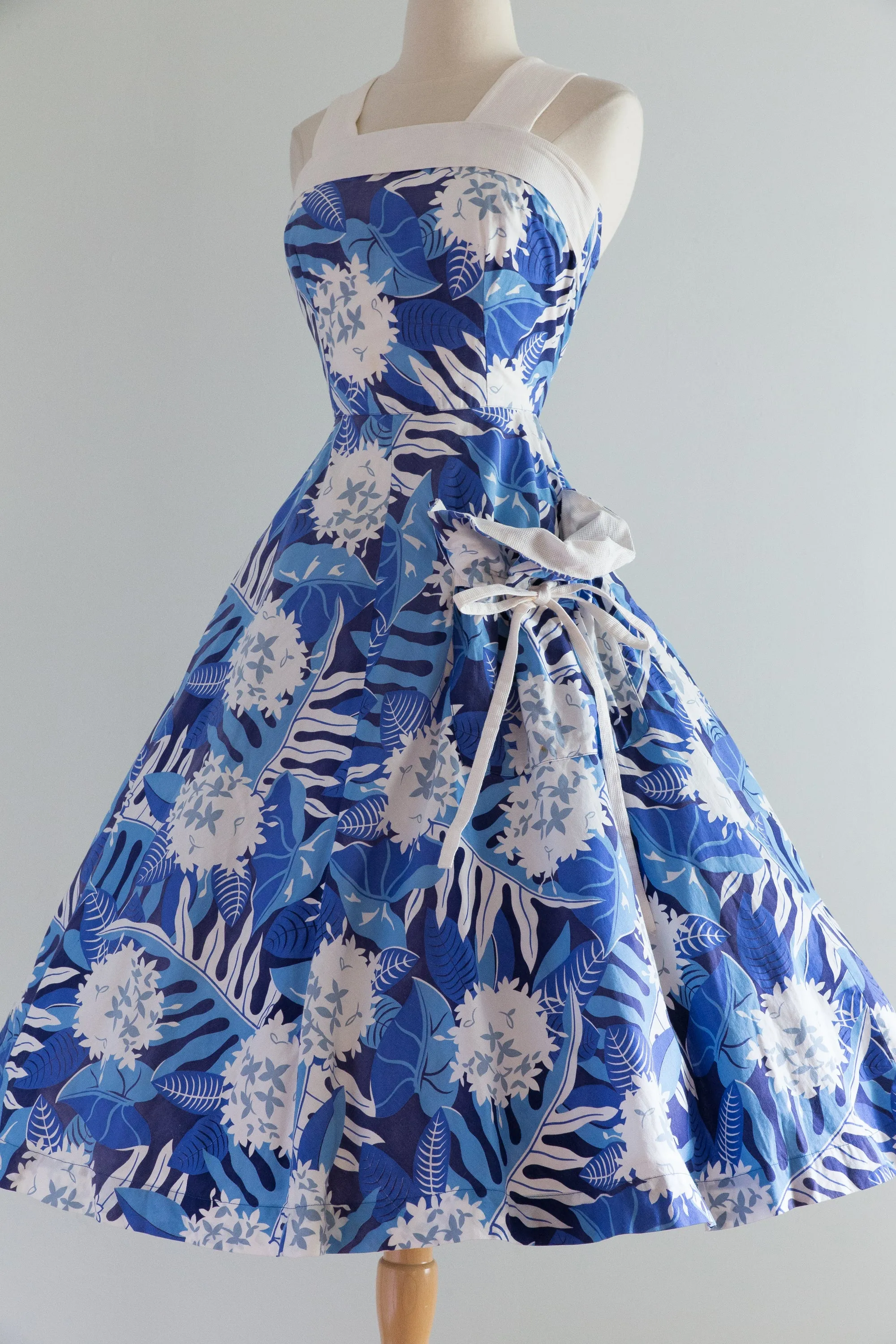 1940's KAMEHAMEHA Cotton Hawaiian Dress With Full Skirt and Cute Pocket / Waist 25