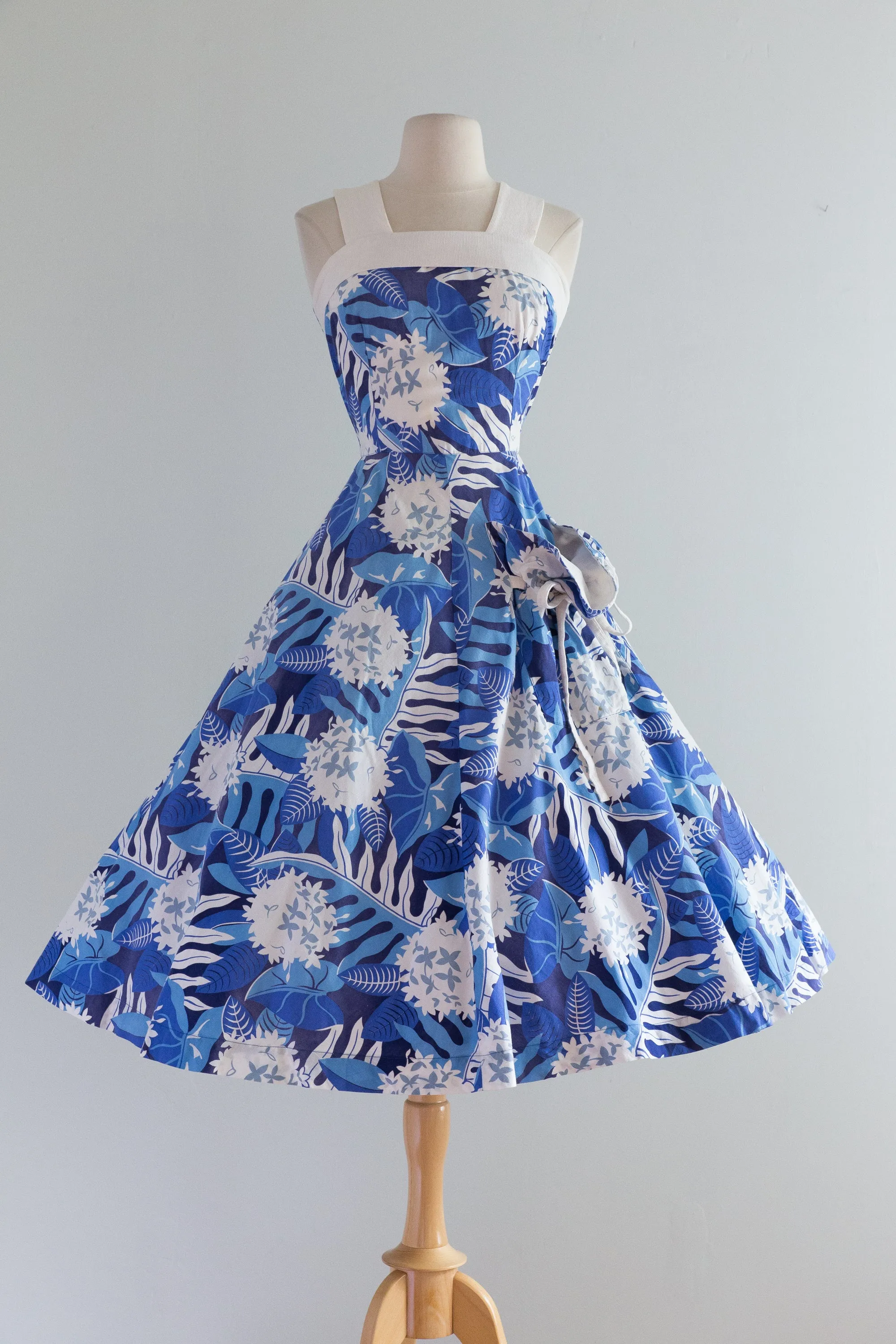 1940's KAMEHAMEHA Cotton Hawaiian Dress With Full Skirt and Cute Pocket / Waist 25
