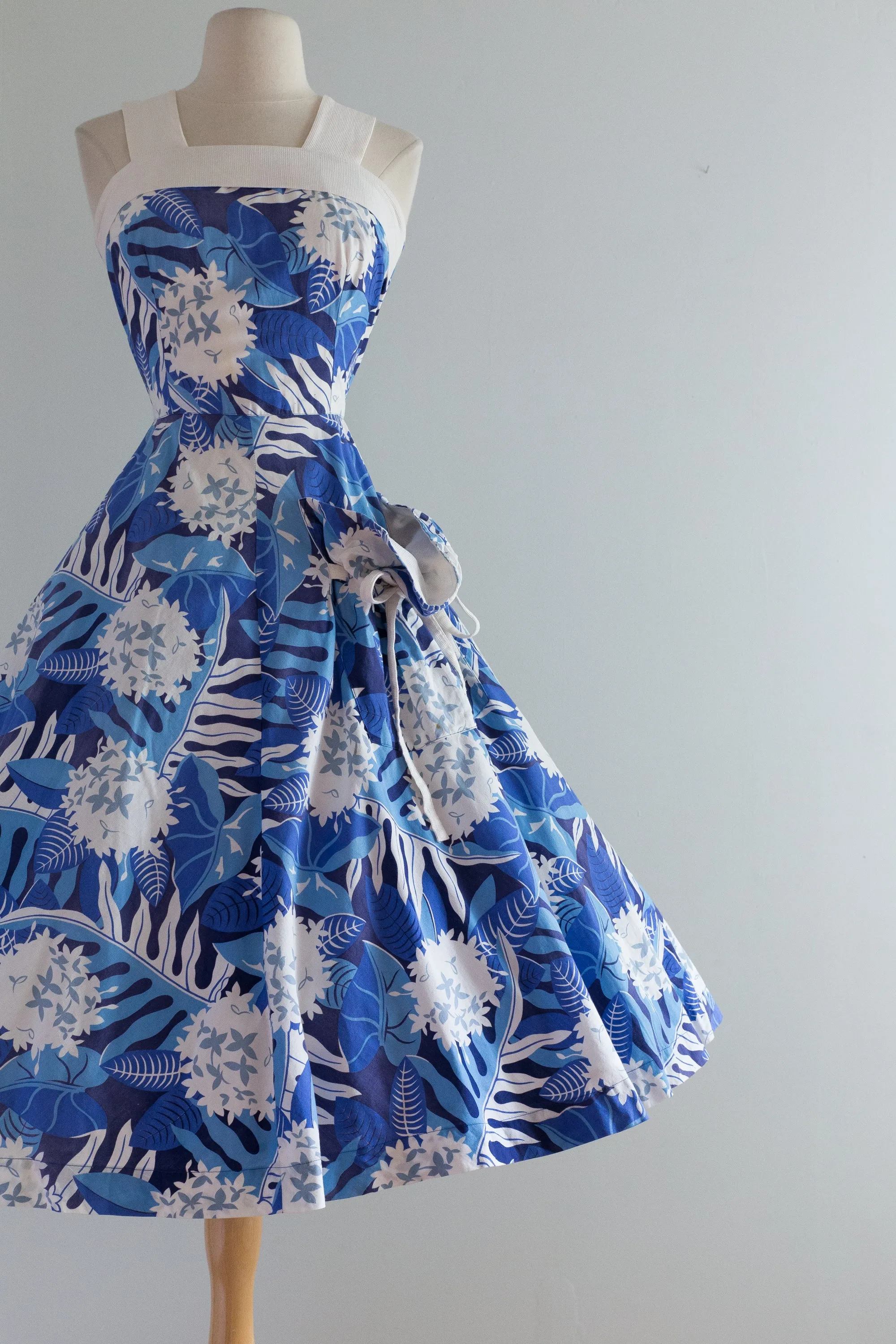 1940's KAMEHAMEHA Cotton Hawaiian Dress With Full Skirt and Cute Pocket / Waist 25