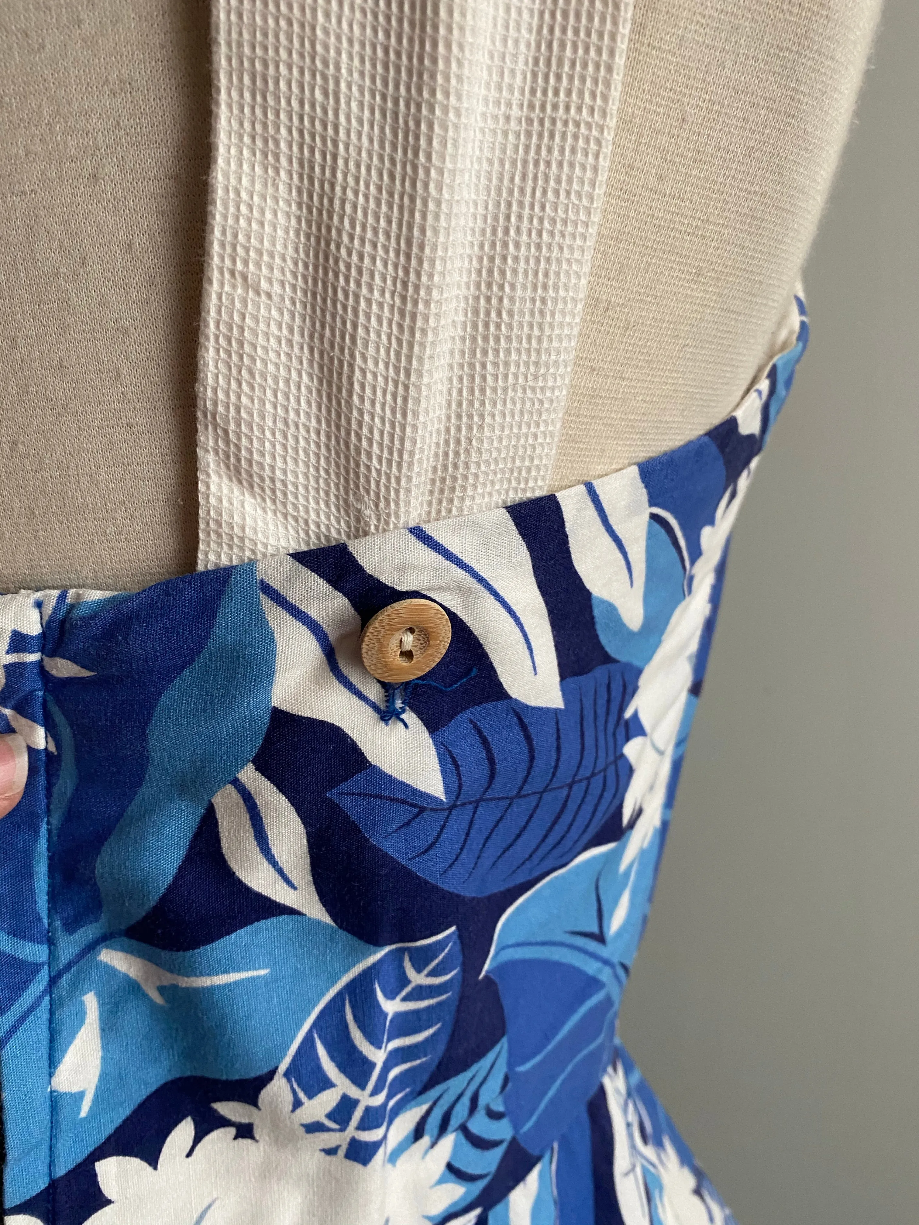 1940's KAMEHAMEHA Cotton Hawaiian Dress With Full Skirt and Cute Pocket / Waist 25