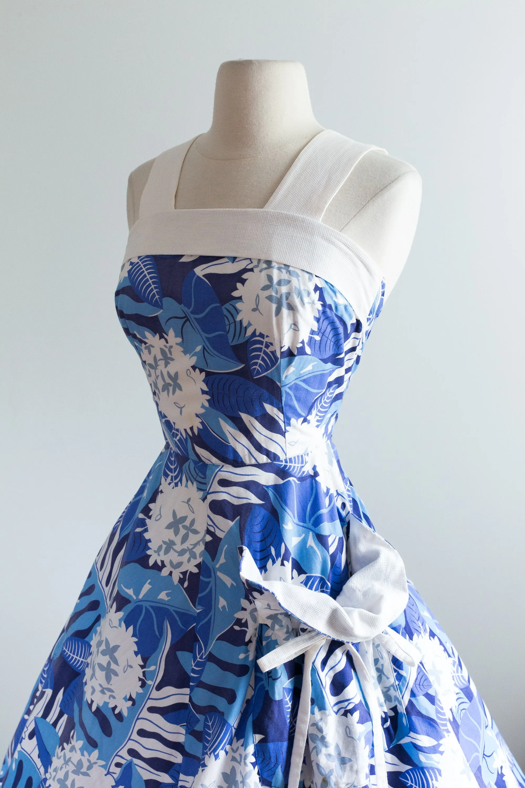 1940's KAMEHAMEHA Cotton Hawaiian Dress With Full Skirt and Cute Pocket / Waist 25