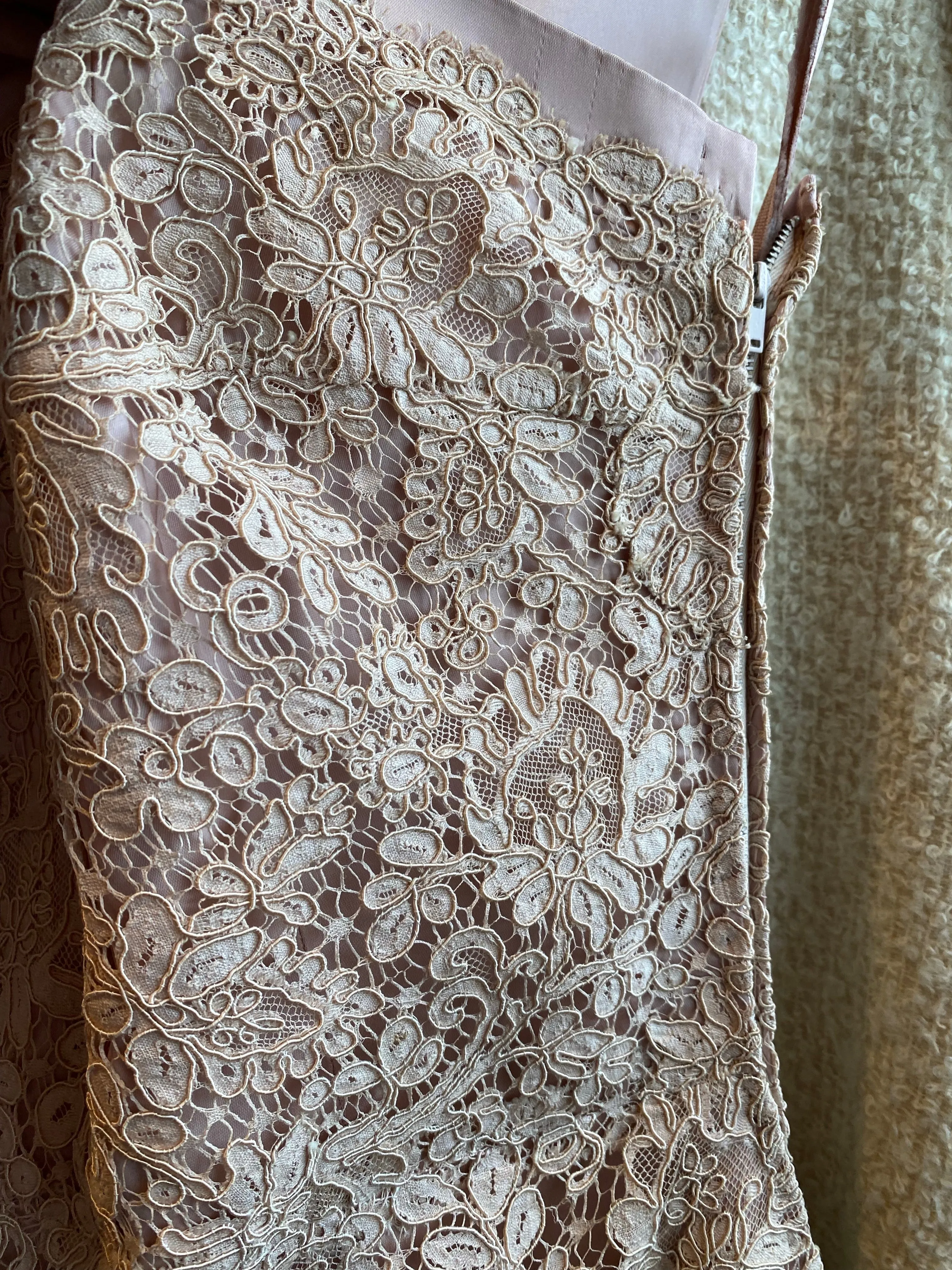 1950's Dusty Rose Glamour Cocktail Dress In Alencon Lace And Tulle / Waist 27