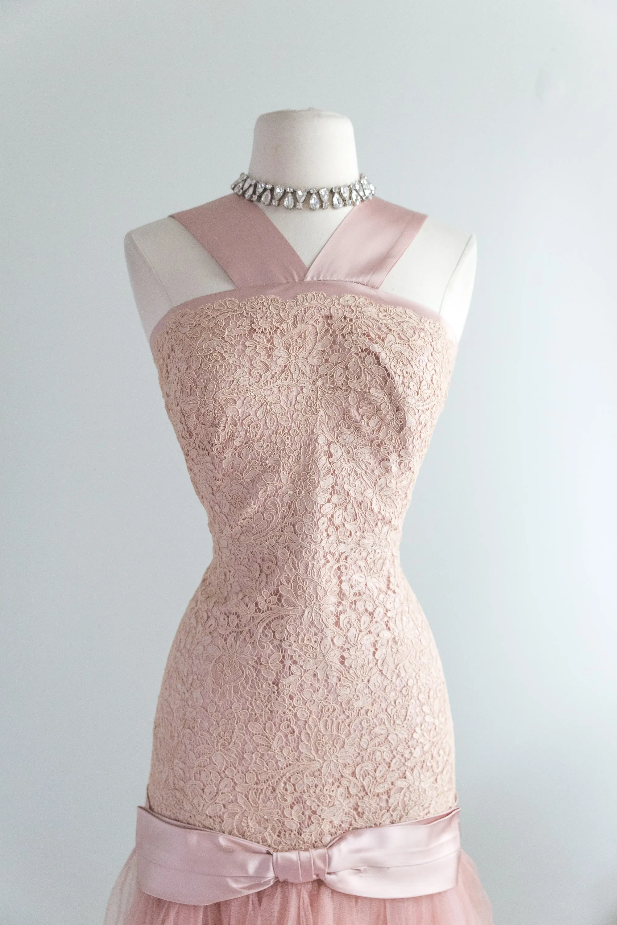 1950's Dusty Rose Glamour Cocktail Dress In Alencon Lace And Tulle / Waist 27