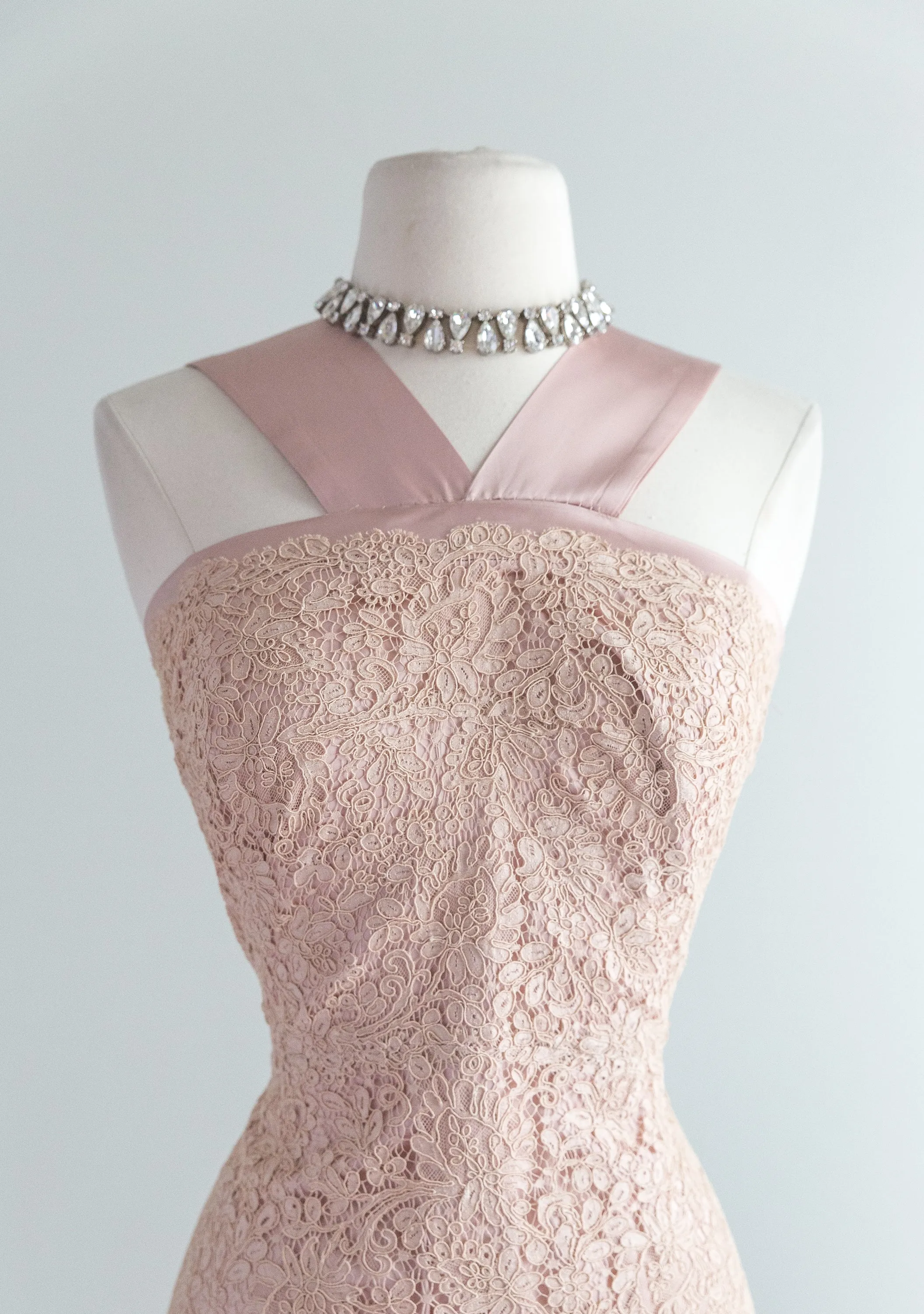 1950's Dusty Rose Glamour Cocktail Dress In Alencon Lace And Tulle / Waist 27