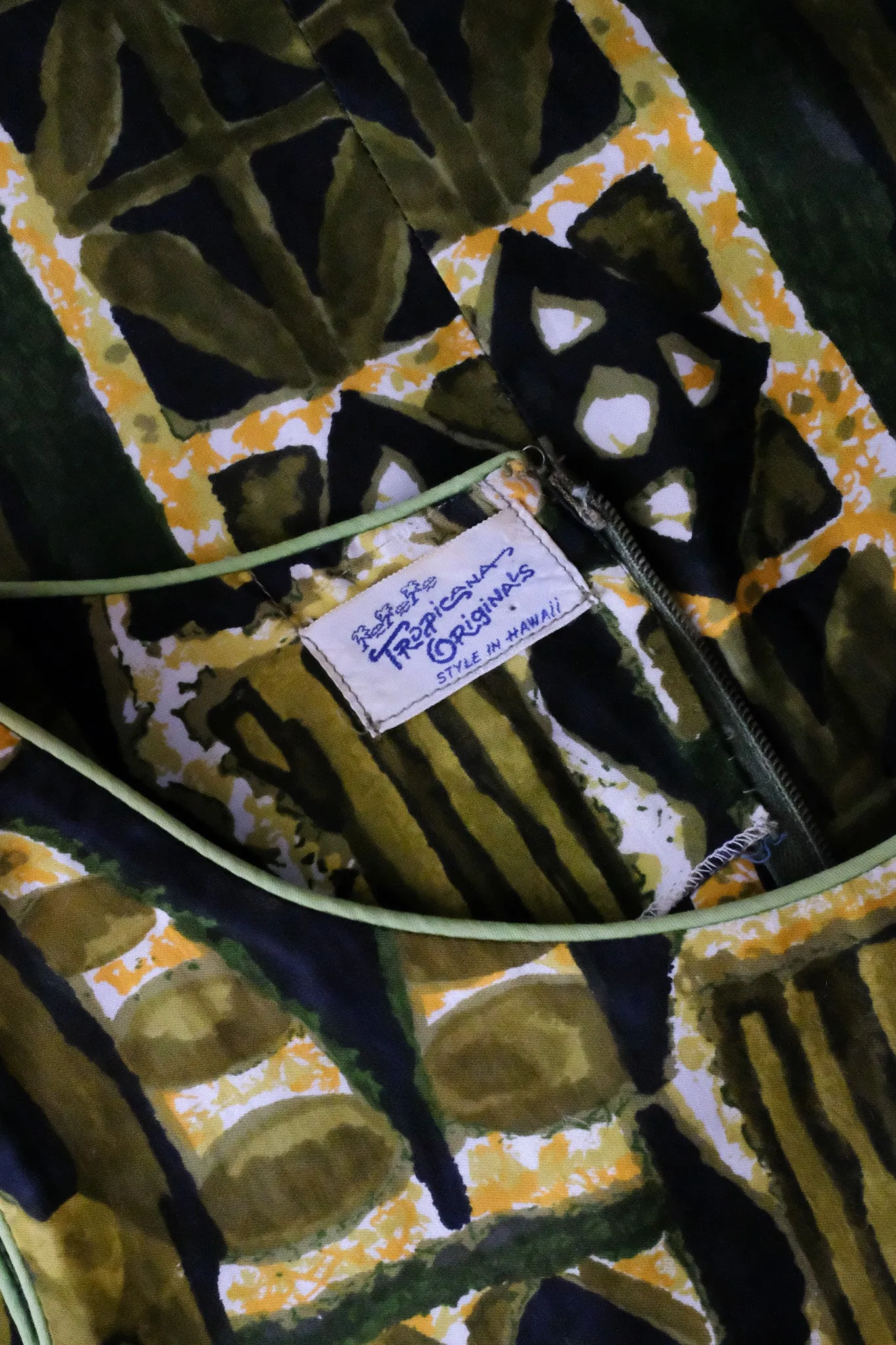Adorable 1960's Olive & Moss Green Hawaiian Dress/ Sz M